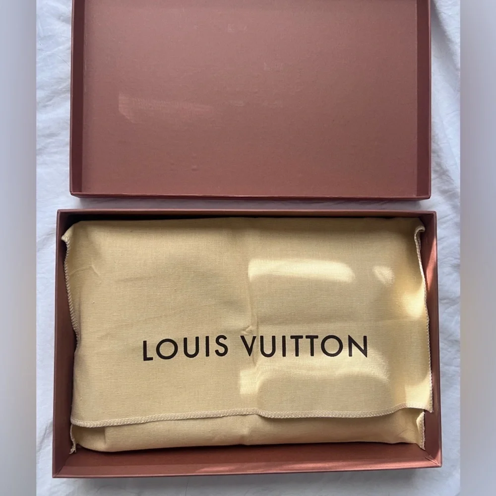 Louis Vuitton EPI Pochette AR0966 Crossbody Chain - Picture 12 of 14
